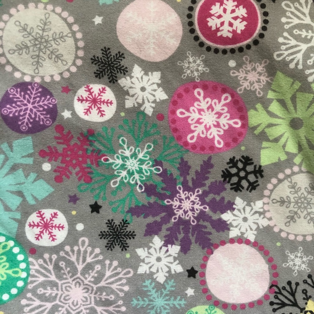 ▪️Snowflake Scrub Top▪️ - Picture 2 of 5